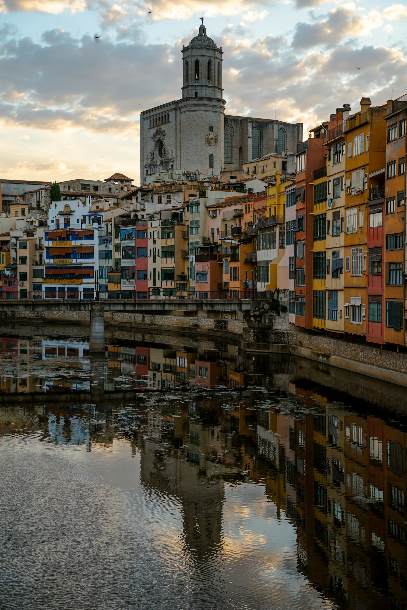 Cases de colors al riu Onyar i la catedral de Girona